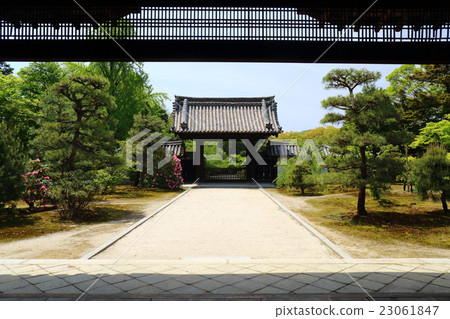 Pharmaceutical doctor's gates seen from the entrance of Kyoto Koyaiin Pharmaceutical doctor's gates seen from the entrance of Kyoto Koyaiin 23061847