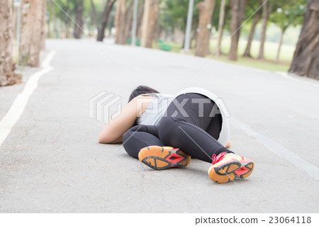 stumble and fall while jogging 23064118