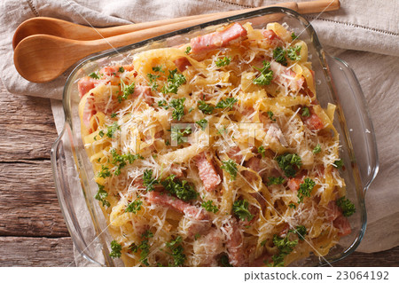 Casserole noodles with ham and parmesan 23064192