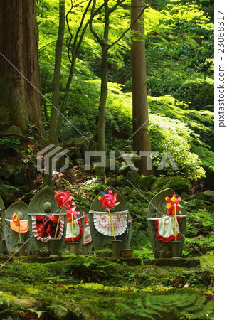 It is the state of the Chisaku Jizo in the Kimono Temple. 23068317