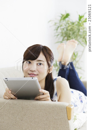 婦女片劑小姐客廳 23069121