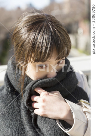 Female Winter Cold Wind Stall Wraps cold I look out looking outside Female Winter Cold Wind Stall Wraps cold I look out looking outside 23069780