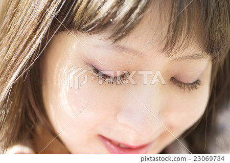 女性的面部表情高興我很高興高興的眼睛關閉了 23069784