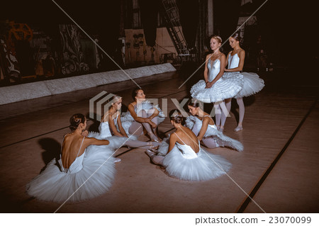 The seven ballerinas behind the scenes of theater 23070099