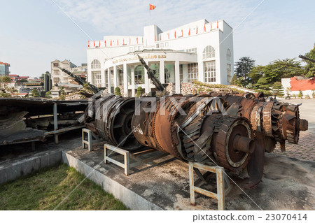 在越南戰爭期間被北越軍隊擊落的美國空軍B52轟炸機的殘骸 在越南戰爭期間被北越軍隊擊落的美國空軍B52轟炸機的殘骸 23070414