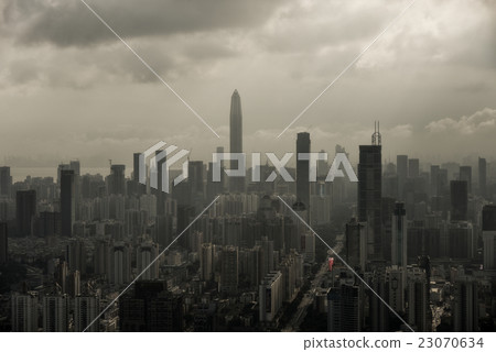 由於空氣污染,中國/深圳霧霾的高層建築群的傍晚風景 由於空氣污染,中國/深圳霧霾的高層建築群的傍晚風景 23070634