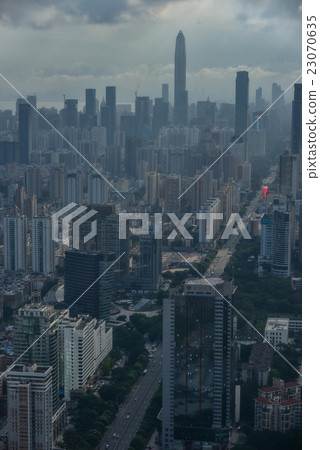 摩天大樓小組的垂直的構成在高層建築物的在深圳,中國陰霾由於大氣污染 摩天大樓小組的垂直的構成在高層建築物的在深圳,中國陰霾由於大氣污染 23070635