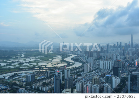 在深圳,中國和摩天大樓對比風景的農村風景 在深圳,中國和摩天大樓對比風景的農村風景 23070655