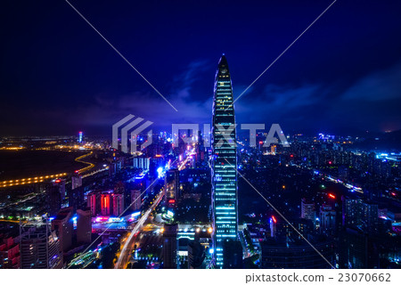 高層建築群夜視圖在深圳，中國 23070662