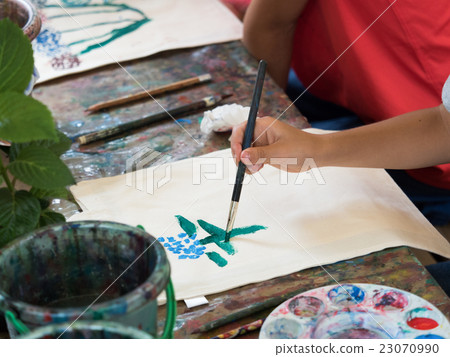 Draw a picture on cloth 23070990