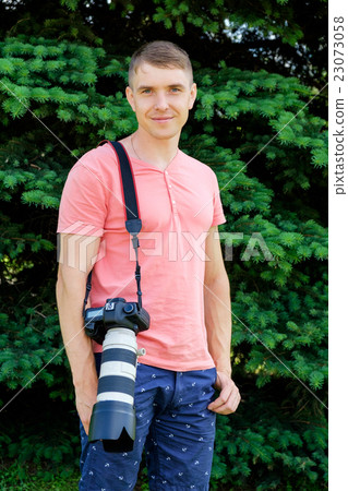 Professional male photographer 23073058