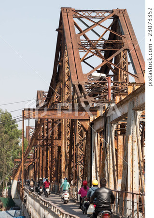 Vong nam, Long Bien bridge of the iron bridge across the Hong River of Hanoi Vong nam, Long Bien bridge of the iron bridge across the Hong River of Hanoi 23073352