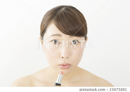 女性美容化妝口紅看起來化妝鏡驚訝白背 23073891