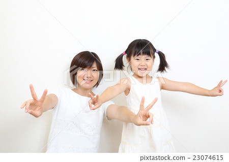 父母和孩子們歡欣鼓舞 父母和孩子們歡欣鼓舞 23074615