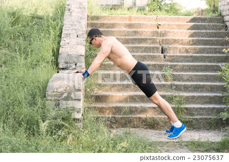 Strong young athlete 23075637