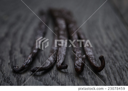 bourbon vanilla pod on oak table bourbon vanilla pod on oak table 23078459