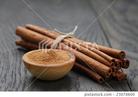 圖庫照片: bunch of cinnamon sticks tied with twine