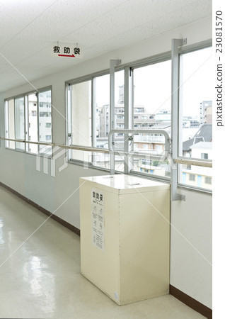 救援包安裝在學校大樓內 23081570