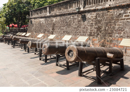 從18世紀到19世紀使用的大砲在河內的越南軍事歷史博物館展出 23084721