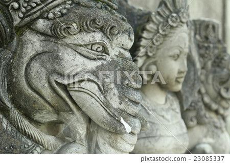 The glow of the water surface 23085337