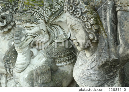 The glow of the water surface 23085340