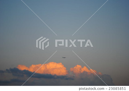 飛機和晚上雲 23085851