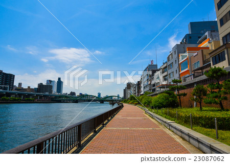 Living on the bankside 23087062