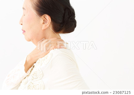 資深婦女僵硬的肩膀 23087125