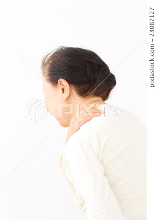 資深婦女僵硬的肩膀 23087127