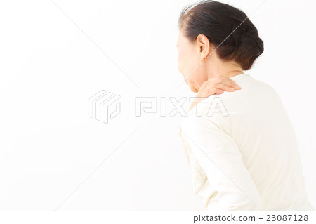 資深婦女僵硬的肩膀 23087128