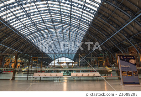 London St. Pancras Station 23089295