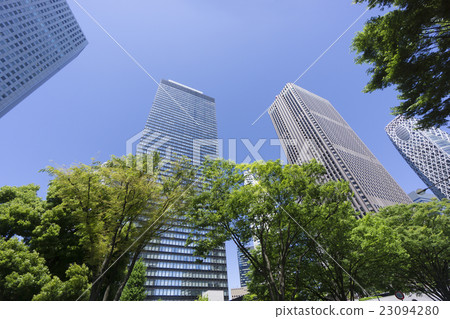 查尋超級廣角的春天新鮮的綠色天空新宿摩天大樓街道 23094280