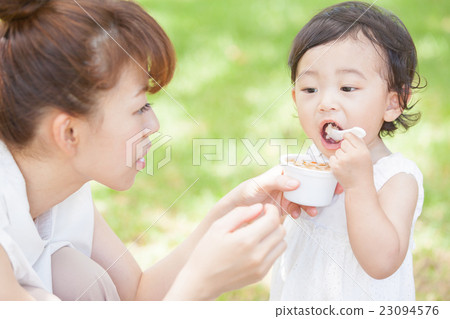 母親和女兒父母和孩子嬰兒食品 23094576