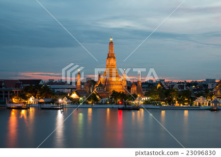 Wat Arun in twilight time, Bangkok, Thailand 23096830