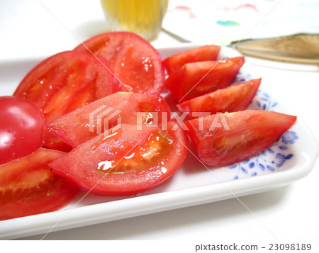 夏天冷和可口冷顫的蕃茄在夏天 23098189