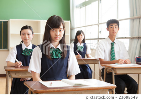 Students taking high school classes 23098549