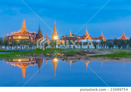 Royal palace reflect on water at dust.  23099754