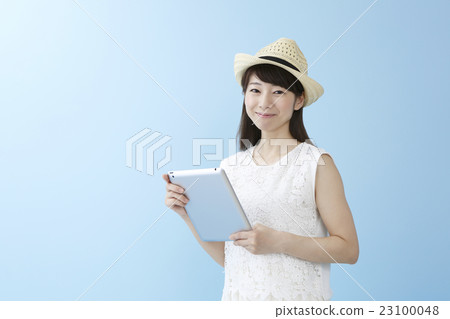 Smiley female with tablet Blue back 23100048