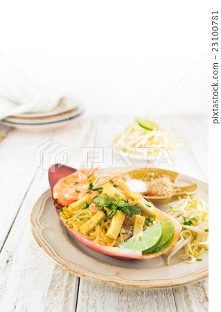 Asian Rice Noodle with Shrimp , PAD THAI 23100781