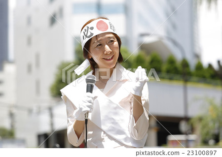 女候選人的街頭演講 23100897