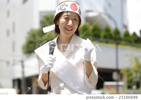 女候選人的街頭演講 23100899