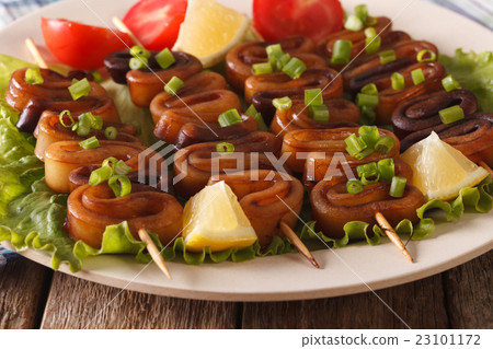 Squid rings on skewers with lemon macro 23101172