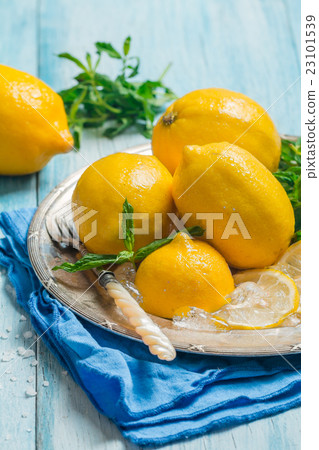 Fresh slice lemon Fresh slice lemon 23101539