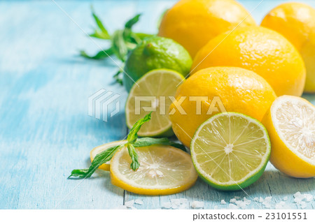 Fresh slice lemon 23101551