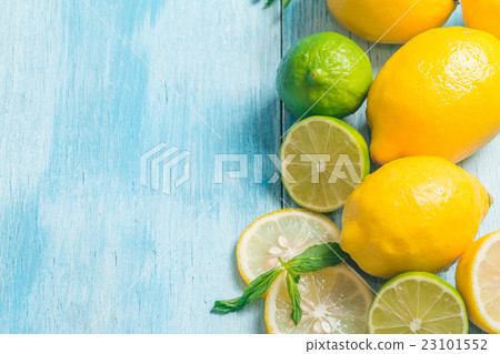 Fresh slice lemon 23101552