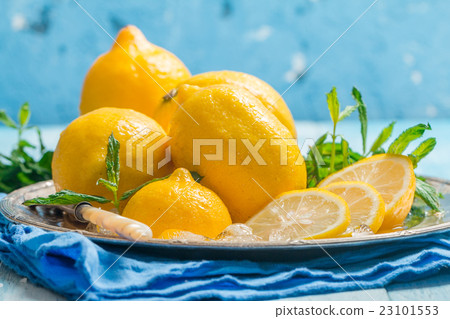 Fresh slice lemon Fresh slice lemon 23101553