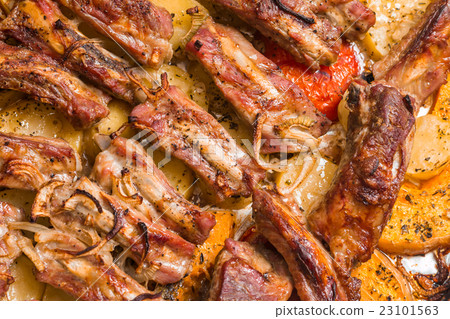 Grilled sliced barbecue pork ribs 23101563