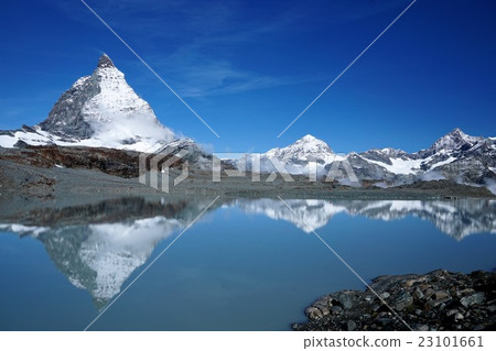 山脈顛倒馬特宏峰和瓦萊州 23101661