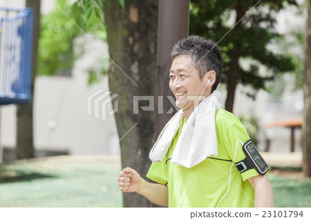 Middle-aged men jogging while measuring with a smartphone Middle-aged men jogging while measuring with a smartphone 23101794