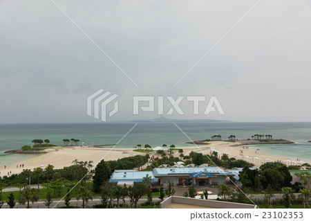 人造海岸，翡翠海灘的整個看法，沖繩島 23102353